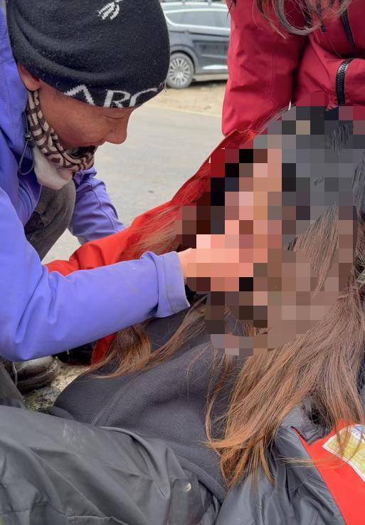 女子高反，向导掐人中急救反遭耳光？当事双方回应