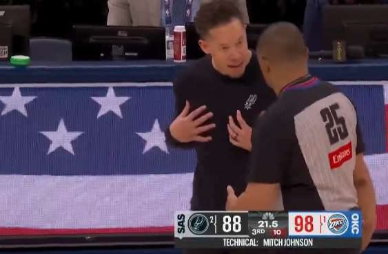 NBA西决现争议判罚:雷霆球员疑脚碰球出界仍获球权,马刺抗议后吃技犯